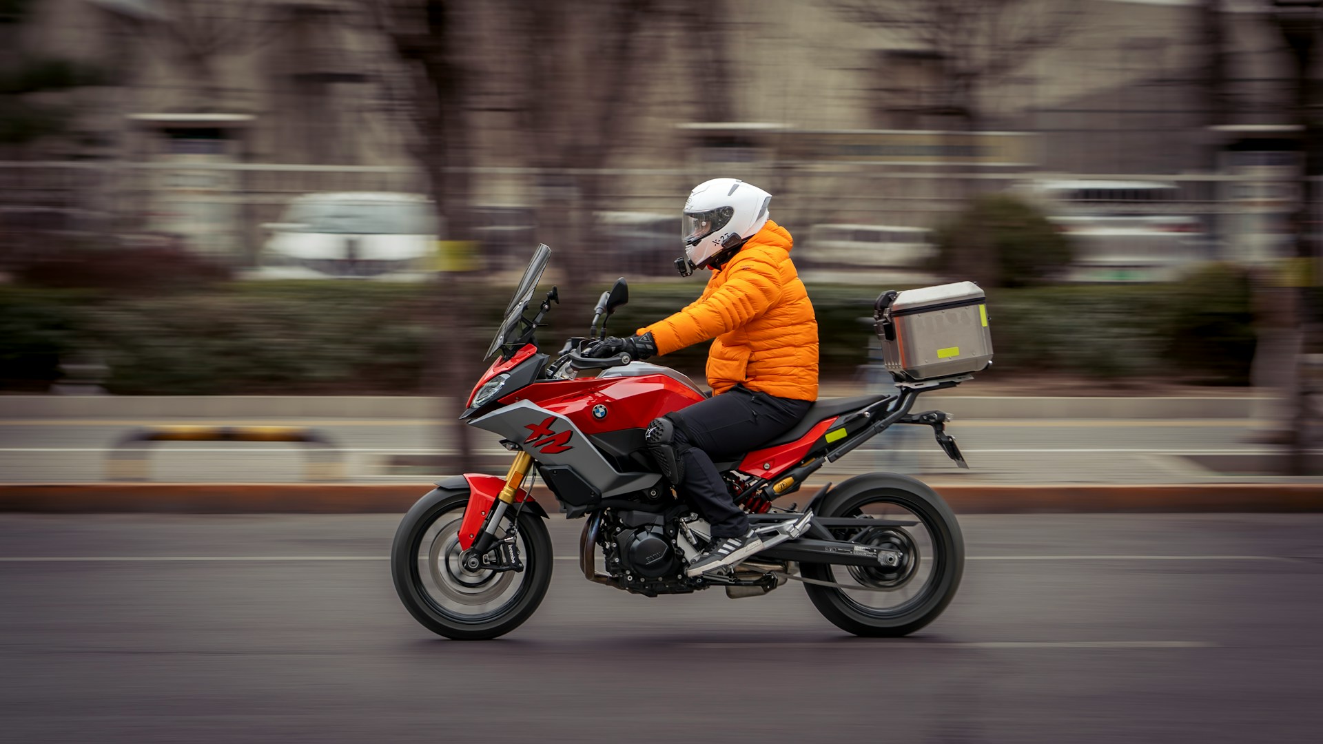 Pourquoi choisir la livraison avec un coursier à moto pour vos colis en mode express ?